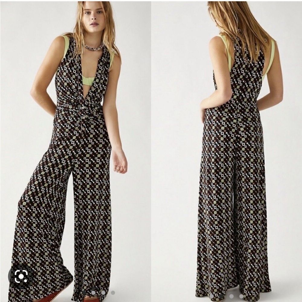 NWT Shayla Halter jumpsuit size S
NWT 
Retail $148